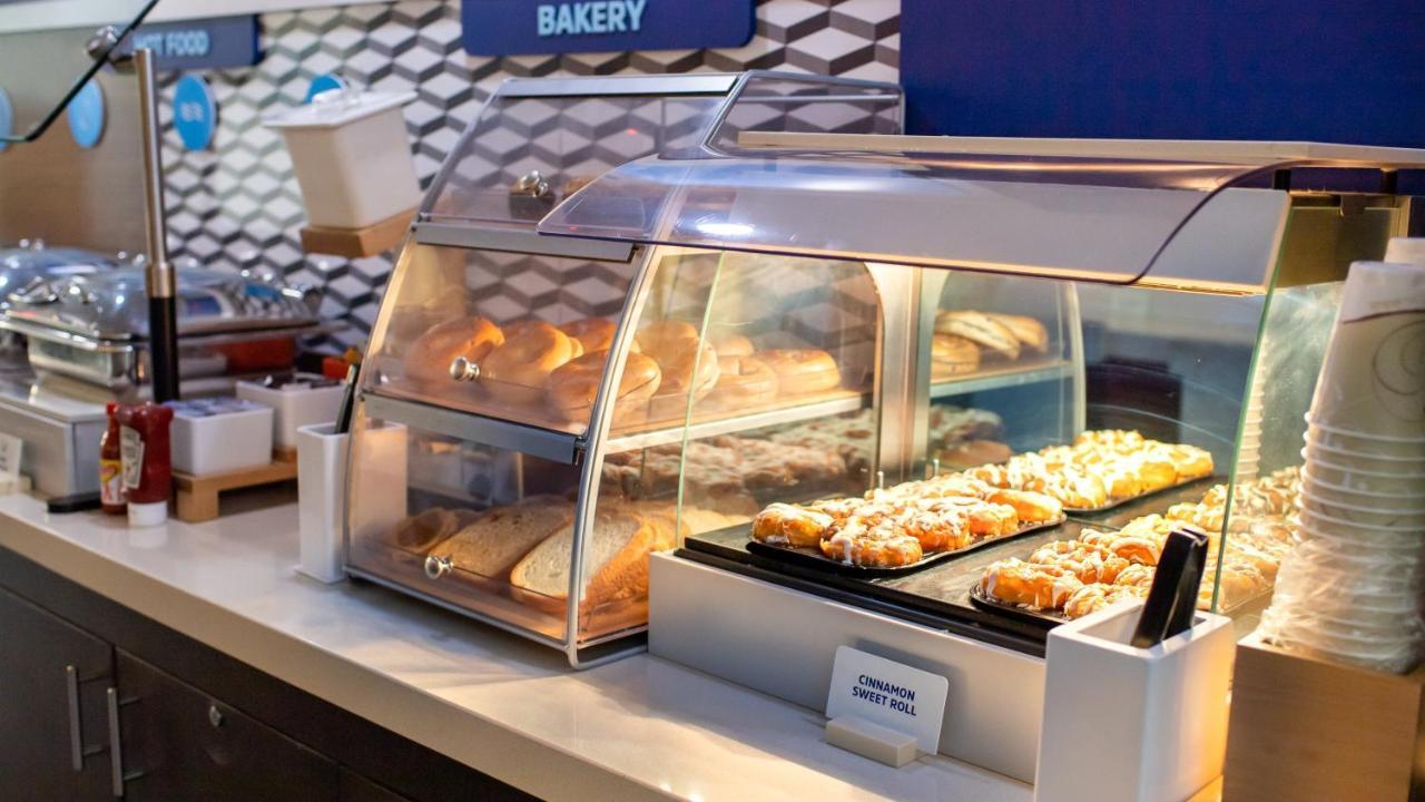 Holiday Inn Express Hickory - Hickory Mart By Ihg Экстерьер фото